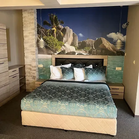 ホテル Lazur キテン